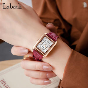 Montre à quartz pour femme avec bracelet en cuir carré - Product Image 3