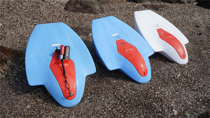 Mini scooter aquatique à succès avec propulseur et sac d'accessoires pour planche de surf et paddle board inclus - Product Image 3