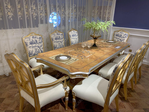 Ensemble de salle à manger en bois massif de style classique français européen antique de luxe, table et chaises - Product Image 3