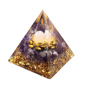 Pyramide en résine époxy cristalline, décoration artisanale miniature pour la maison, avec améthyste et feuille d'or, motif lotus - Product Image 5