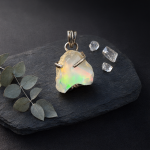 Pendentif en opale éthiopienne brute en argent - Un trésor de pierre précieuse éclatante - Product Image 3