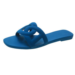 Sandalias de gelatina de fondo plano de verano para mujer familiar, nariz de cerdo roja para zapatillas con estilo de plataforma, salida directa de fábrica - Product Image 1