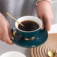 Ensemble de tasses à thé et soucoupes en céramique de luxe avec bordure dorée, couleurs pastel vives et classiques, style nordique élégant