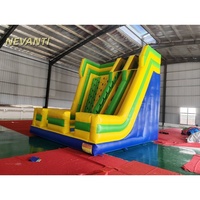 Mur d'escalade gonflable commercial à double toboggan en PVC pour événements extérieurs