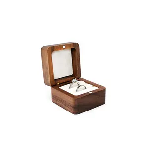 Cincin kayu padat bulat cincin lamaran kayu berwarna kenari kotak perhiasan cincin kawin