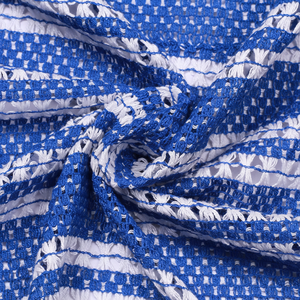 Tissu en crochet gaufré bleu et blanc peigné de qualité supérieure, léger, respirant, à motifs floraux, pour vêtements de filles et décoration intérieure - Product Image 1