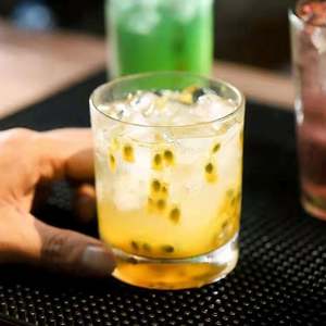 كؤوس زجاجية صغيرة مخصصة بشعار مطبوع أو محفور، كؤوس شوت شفافة سعة 2 أونصة مع قاعدة ثقيلة للزفاف - Product Image 2