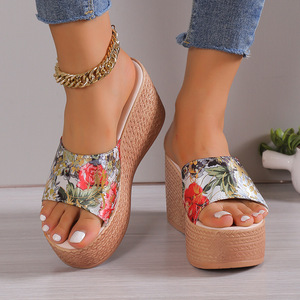 Zapatillas de mujer de gran tamaño moda casual nueva esponja de cabeza redonda fondo grueso pendiente de un solo dedo expuesto y sandalias para mujer - Product Image 1