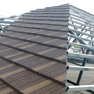 Tuiles de <span class=keywords><strong>toiture</strong></span> 50 ans de garantie Tuiles de <span class=keywords><strong>toiture</strong></span> en métal revêtues de pierre de couleur Prix de gros d'usine Matériaux de <span class=keywords><strong>toiture</strong></span> - Product Image 2