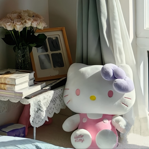 دمية هالو كيتي التفاعلية من سانريو مقاس 9 بوصة/25 سم - تصميم وردي لطيف وحشوة ناعمة، مثالية كزينة للأريكة والسرير - Product Image 2