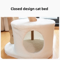 Arbre à chat artisanal en bois naturel avec poteaux à gratter en sisal, perchoirs en rotin tressé et grotte fermée – Tour d'activités intérieure pour chat