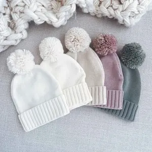 Gorro de punto grueso Vintage de algodón suave personalizado Color sólido acanalado lindo pompón esponjoso recién nacido bebé niño niña invierno