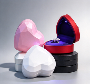 Boîte à bague LED en forme de cœur à facettes, en carton brillant, design diamant multi-facettes, doublure en velours violet, fermeture magnétique - Product Image 5