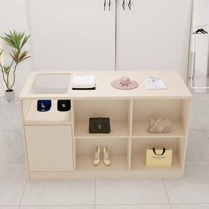Meuble de présentation moderne pour magasin de vêtements féminins, table longue en bois, vitrine pour sacs à chaussures, pour placement central en verre, usage commercial, 1 étagère - Product Image 1