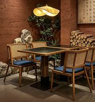 Ensemble de salle à manger sur le thème de la nature sauvage avec chaises en bois pour restaurants modernes, bistrots, hôtels et espaces de restauration décontractés