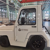 Tracteur de remorquage de bagages avec une force maximale de 25 KN. Chariot de remorquage à barre de traction pour avions