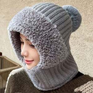 2025 Moda Kulaklıklı Kadın ve Kız Çocukları İçin Sıcak Kışlık Polar Astarlı Akrilik Peluş Örgü Ponponlu Bere Şapka - Product Image 1