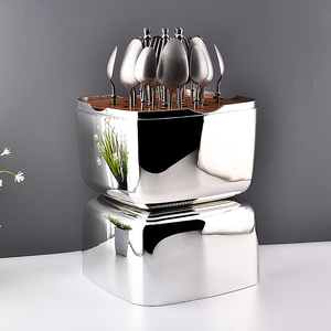 Vente en gros <span class=keywords><strong>de</strong></span> boîte porte-bonheur <span class=keywords><strong>de</strong></span> <span class=keywords><strong>la</strong></span> Ligue des Champions boîte <span class=keywords><strong>de</strong></span> rangement en acier inoxydable 24 pièces cuillère <span class=keywords><strong>fourchette</strong></span> dîner couteaux fête ensemble <span class=keywords><strong>de</strong></span> couverts en argent - Product Image 4