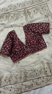 Saris de fête traditionnels en satin Pure Fandy avec bordure de palu en C de 3 mm et broderie découpée, accompagnés d'un chemisier contrastant entièrement cousu - Product Image 3