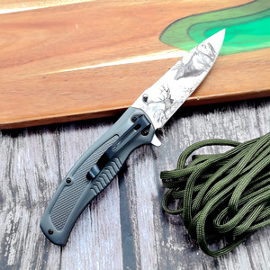 Cuchillo Plegable de Acero Inoxidable con Grabado de Ciervo e Incrustaciones de Madera para Uso Doméstico - Product Image 3