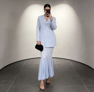<span class=keywords><strong>Set</strong></span> Elegante da Donna: <span class=keywords><strong>Blazer</strong></span> Lungo Bianco con Scollo a V e Gonna Maxi a Sirena in Tulle Plissettato - Completo 2 Pezzi per Matrimoni e Cene di Gala - Product Image 3