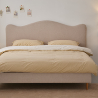 Lit rembourré incurvé de style vintage moderne italien avec cadre en bois pour chambre à coucher