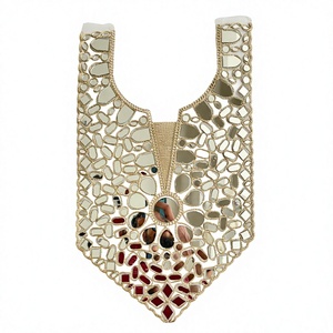Patchs décoratifs ethniques brodés en toile, appliqués miroir, forme irrégulière triangulaire, à coudre, avec perles métalliques - Product Image 1