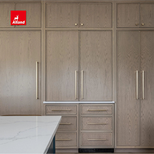 まばゆい白オーク材のインセットキャビネット、ウォルナット製スリムシェイカーポケットドア、パネル対応キッチン冷蔵庫、アルミガラスドア付き - Product Image 2