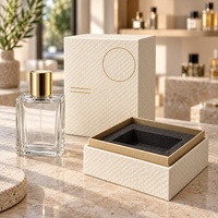 Boîte à parfum rigide à base et couvercle, en papier texturé spécial blanc A3321-W18, avec logo personnalisé, insert en mousse surélevé, finition mate, 10x10x14cm