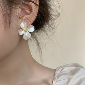 Vente en gros de nouvelles boucles d'oreilles à fleurs pour femmes à la mode Boucles d'oreilles de luxe en plaqué or métallisé - Product Image 3