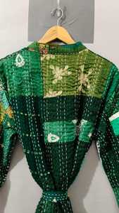 Robe matelassée patchwork verte pour femme, longue, col mandarin, manches longues, en coton vintage, vêtement de nuit pour l'automne - Product Image 4