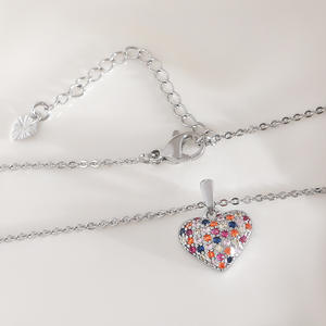 Collana con Ciondolo a Cuore in Zirconi Colorati 'Principessa Fuggitiva' alla Moda per Donne, Versatile Catena per Clavicola di Lusso Leggero e Trendy - Product Image 4