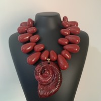 Collier bohème multicouche en résine acrylique perlée avec pendentif rouge foncé pour femme, bijoux de plage pour les vacances