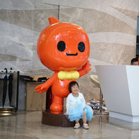Statue de mascotte commerciale personnalisée K374, figurine de dessin animé d'extérieur, sculpture 3D en FRP pour entrée de centre commercial, repère de marque joyeux
