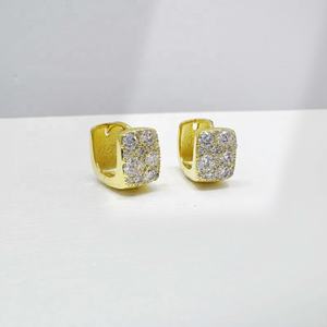 Pendientes de aro tipo huggie de plata de ley 925 al por mayor, chapados en oro, con circonitas de colores, estilo hip hop y western, de lujo y a la moda. - Product Image 1