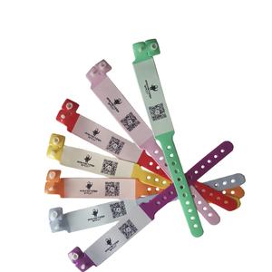 저렴한 Manufactural 친환경 비닐 식별 팔찌 맞춤형 PVC 팔찌 부드러운 비닐 공장 일회용 플라스틱 - Product Image 1