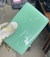 La chalcédoine, l'opale verte, est la matière première pour la fabrication de pierres précieuses lisses.