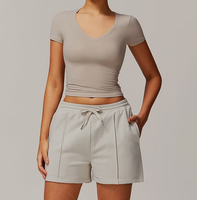 Ensemble de yoga personnalisé écologique en coton recyclé pour femme : T-shirt court ajusté et short de sport taille haute en molleton bouclette