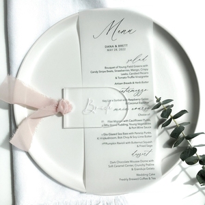 Cartes <span class=keywords><strong>de</strong></span> table <span class=keywords><strong>de</strong></span> mariage modernes personnalisées en acrylique cintrées, badges, emblèmes, cartes nominatives gravées au laser, rubans, panneaux « Réservé » - Product Image 1