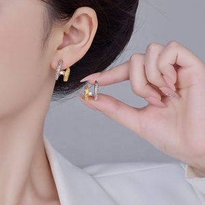 Boucles d'oreilles clous géométriques en zircon à motif marteau creux bicolore rétro français, argent S925 plaqué or, mode haut de gamme pour femmes - Product Image 4