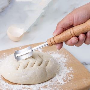 Couteau à grigner le pain au levain avec manche en bois et 5 lames – Outil de pâtissier pour grigner la pâte - Product Image 1