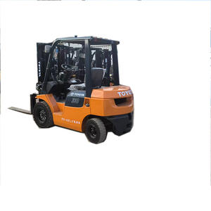 מלגזה משומשת טויוטה 7FD 3 טון, תורן דו-שלבי, מנוע דיזל, שעות עבודה נמוכות, גובה הרמה 3000 מטר, מנוע, תיבת הילוכים ומערכת מסבים במצב תקין. - Product Image 1