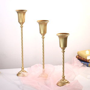 Vase en métal haut de gamme de style rétro européen, finition dorée, en fer forgé, pour la décoration d'allées de mariage, porte-fleurs de style traditionnel - Product Image 2