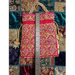 Sac à main classique indien en soie Potli, broderie Zardozi, sequins dorés, détails en perles, pochette ethnique de mariage, motif géométrique - Product Image 4