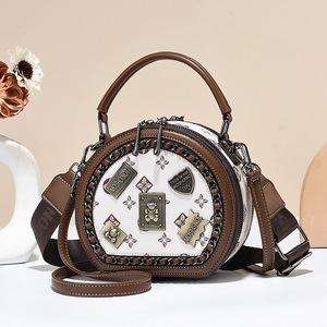 Sac à main bandoulière de luxe rond pour femme, grande capacité, avec badge et foulard en soie, idéal pour la plage et la mode - Product Image 6