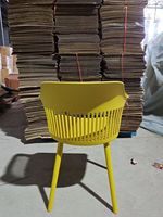 Chaise de salle à manger moderne en plastique avec revêtement en lin, dossier rembourré simple et doux, idéale pour restaurant, salon de thé, pâtisserie, ou pour les négociations.