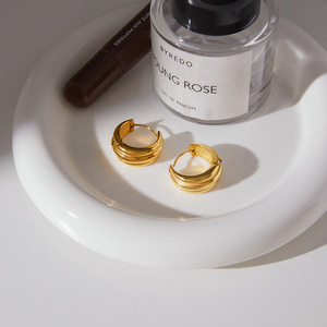 Pendientes Huggie de Acero Inoxidable 18K con Diseño Geométrico Circular para Uso Diario - Product Image 4