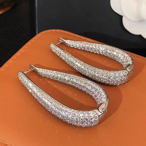Pendientes de Aro con Circonitas Brillantes en Forma de Lágrima para Mujer, Joyería Elegante y Moderna - Product Image 3