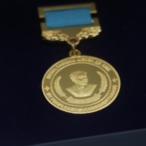 Medallas y cintas de premios de seguridad de lujo personalizadas Medallones de brazo de oro de metal Insignias con cajas - Product Image 5