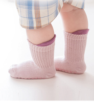 Chaussettes de sol pour enfants de printemps Chaussettes respirantes en coton pour bébé, douces et antidérapantes
